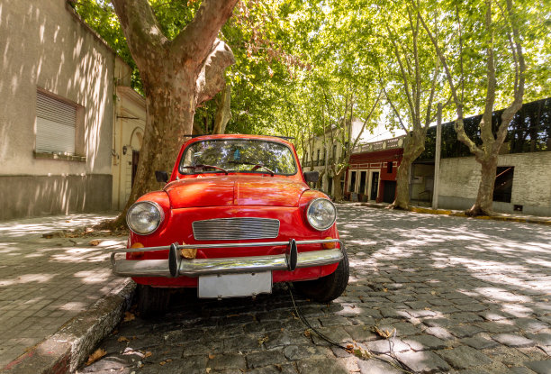 古色古香的红色车停在萨克拉门托殖民地图片下载