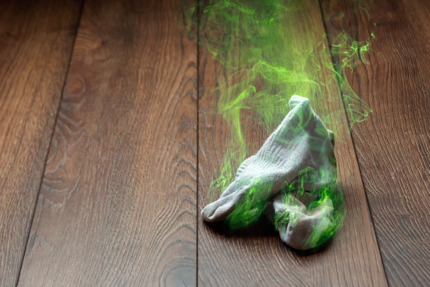 一个年轻人拿着臭袜子，用手捂住鼻子。难闻的气味。腿臭，腿上有真菌图片下载