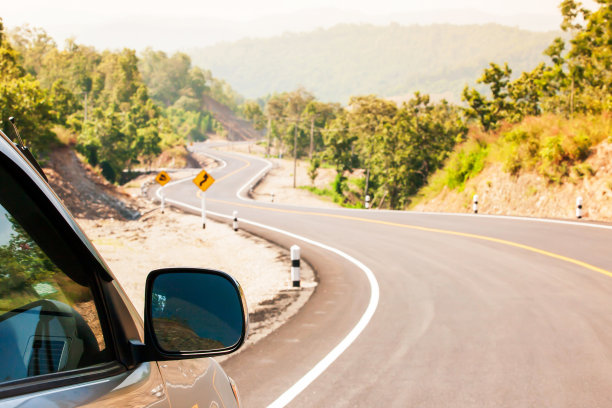 从路边的停车场看山路。图片下载