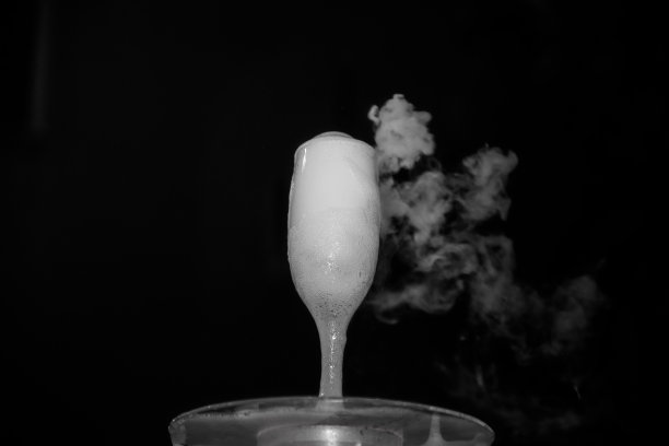 玻璃杯里的香槟图片下载