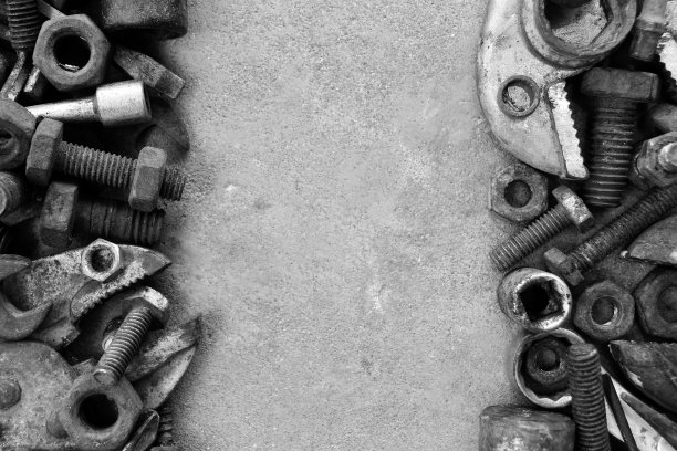 许多生锈的钢铁在水泥地面上拍摄黑白照片图片下载