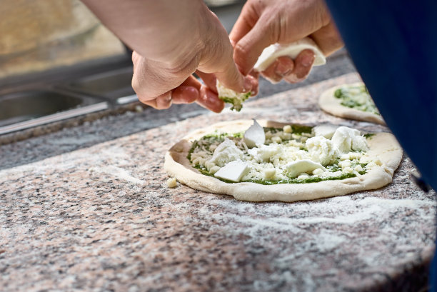 厨师在市场上用烤箱烘焙佛卡夏面包披萨图片下载