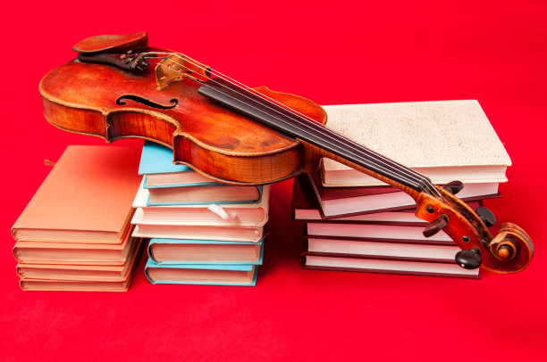 书堆和旧小提琴概念摄影图片下载