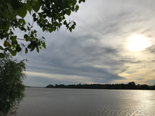 萨尔托乌拉圭河上的日落图片下载