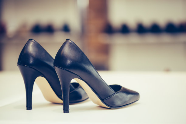在商店里优雅昂贵的高跟鞋女人的照片图片下载