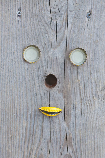 木制背景上的瓶盖图片下载