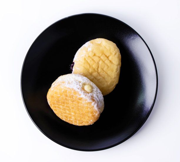 白色圆盘上撒有糖粉的甜甜圈和果酱图片下载