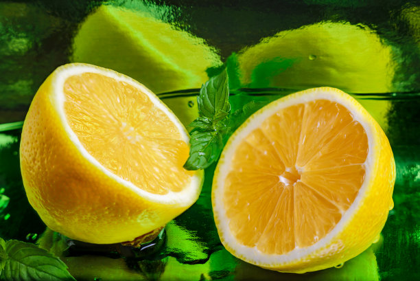 将柠檬切成亮绿色，加入薄荷和水滴图片下载