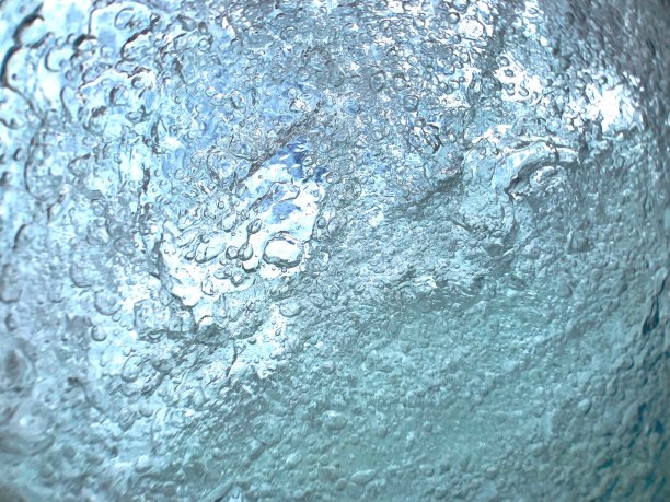 波浪粉碎天空的背景图片下载