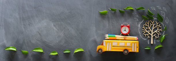 教育与返校理念。俯视图的照片，学校巴士和铅笔在屋顶旁边的树与秋天的叶子在教室黑板的背景。俯视图，平放图片下载