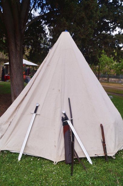 森林中的中世纪帐篷，有弓、剑和箭图片下载