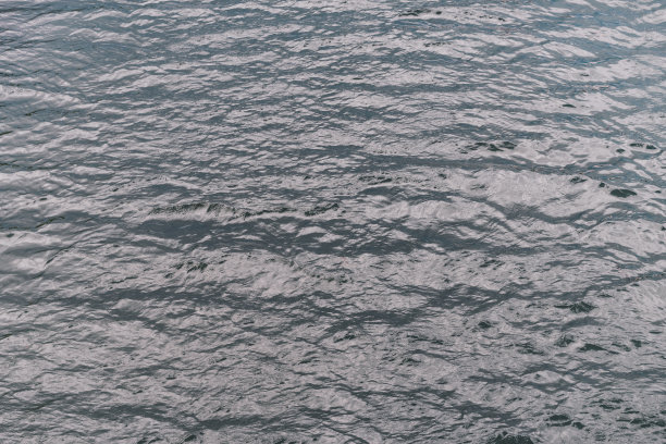 罗马尼亚蓝色河流的特写图片下载