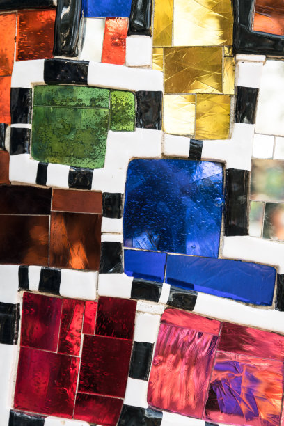 由彩色陶瓷片制成的墙壁。图片下载