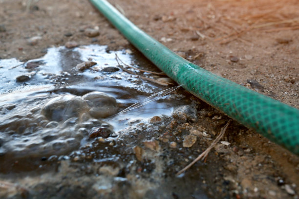 灌溉软管上的一个洞。损坏软管图片下载