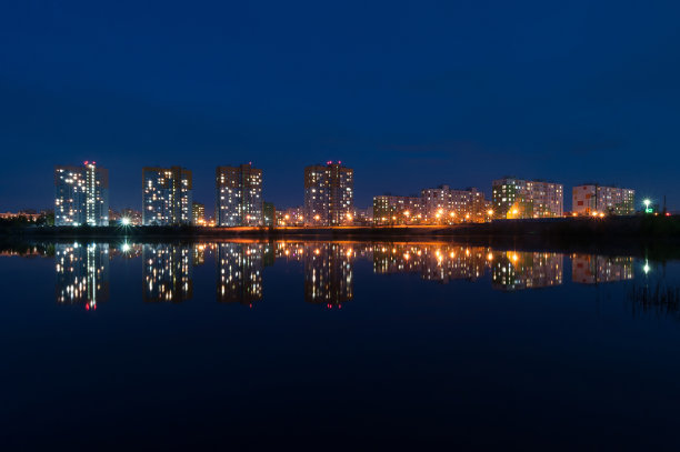 傍晚的城市景观图片下载