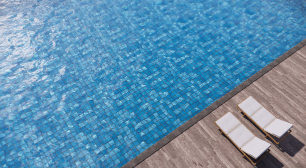 两张躺椅在木甲板边的游泳池里。三维演示图片下载