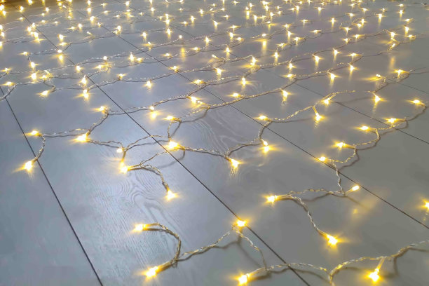 白色地板上的圣诞花环图片下载