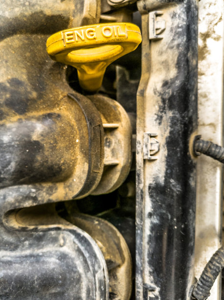 汽车维修车间里布满灰尘和铁锈的旧车辆零件图片下载