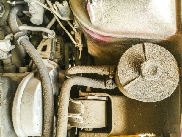 汽车维修车间里布满灰尘和铁锈的旧车辆零件图片下载