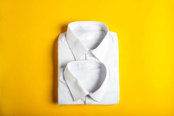 平躺着，带着回到学校的概念和白衬衫图片下载