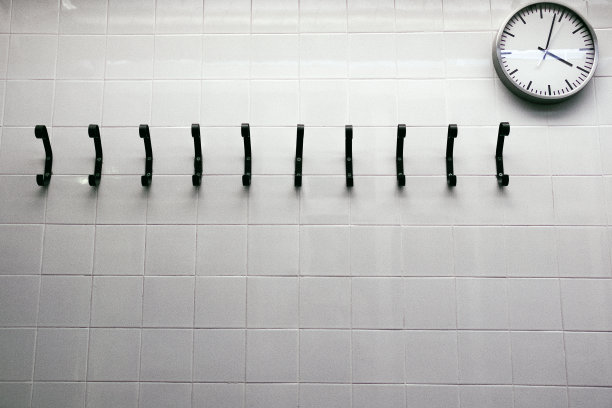 毛巾挂在墙上-篮子-淋浴后毛巾挂在墙上。——图片图片下载