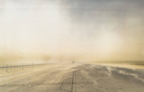 空旷长路与山脉树木图片下载