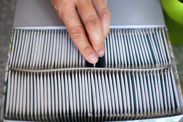 女人从盒子里拿出茶包。图片下载