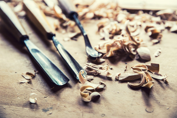 木工的老式工具凿子，在复古的工作台上有木纹图片下载