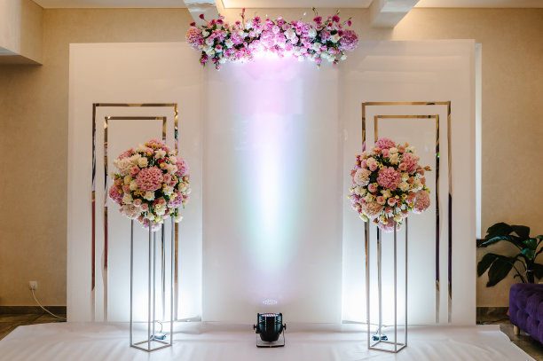 在照片区，用柔和的颜色制作花瓶中的花束。婚礼的准备，仪式的装饰。文本。图片下载