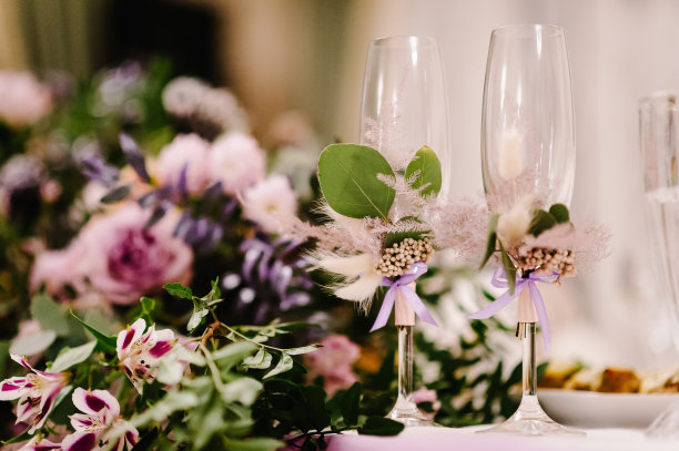 两个婚礼眼镜用丝带装饰。关闭了。图片下载