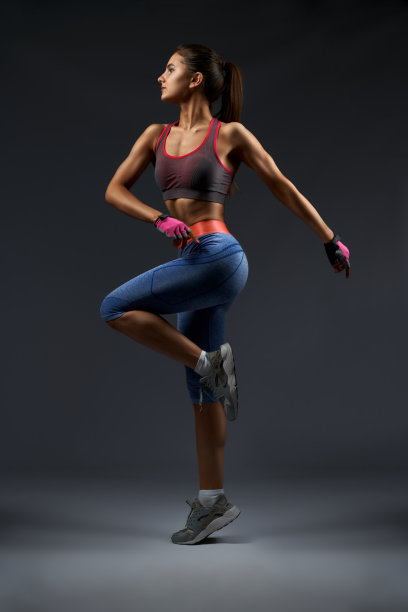 肌肉发达的年轻褐发女性对动态运动图片下载