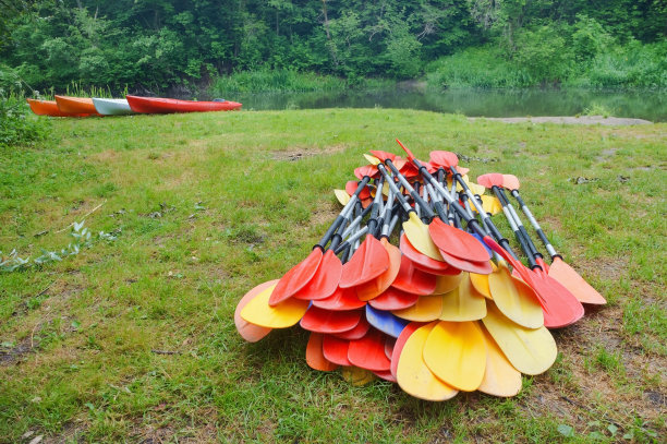 准备划独木舟，船桨从岸边的独木舟上划下来图片下载