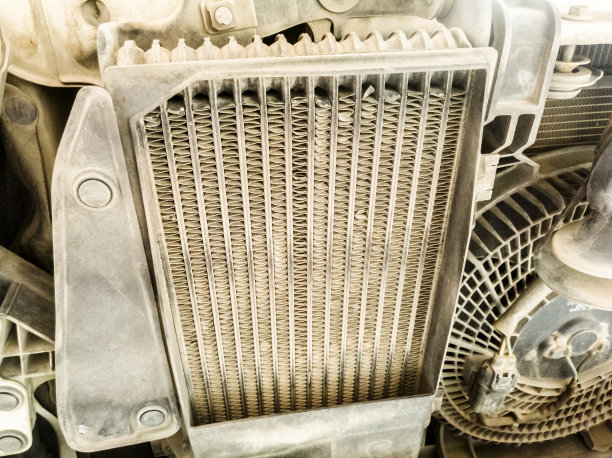 汽车维修车间里布满灰尘和铁锈的旧车辆零件图片下载