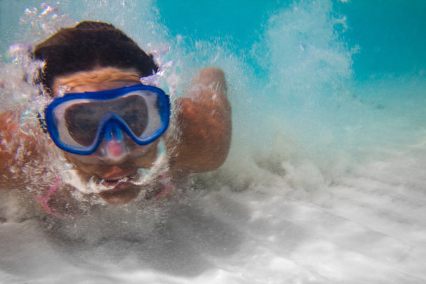 中年妇女浮潜和探索海底图片下载