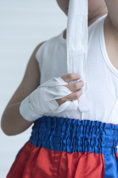 男孩子们正准备学习泰拳运动。图片下载