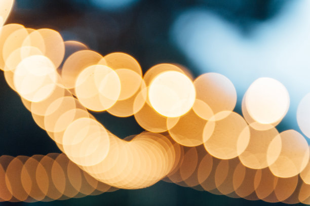 户外聚会灯泡装饰。模糊的照片图片下载