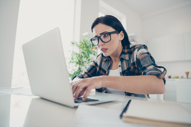 失望、惊讶、惊讶的女士的特写照片印象可怕的情况使用用户现代技术穿着的眼镜眼镜时尚的坐书桌大灯光公寓图片下载