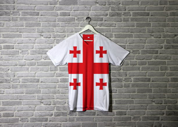 衬衫上挂着乔治亚旗，墙上挂着砖墙图案的墙纸，白色长方形上有一个大大的红叉。图片下载