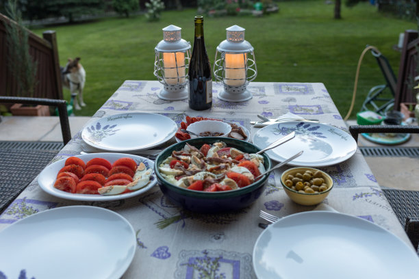 在阳台上准备晚餐图片下载