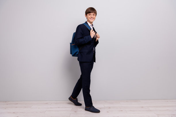 全长，身体大小，视图，迷人的可爱的学生，去，走，准备学习，获得知识，穿着，时髦的，现代的西装，运动夹克，裤子，灰色的，他的背景图片下载