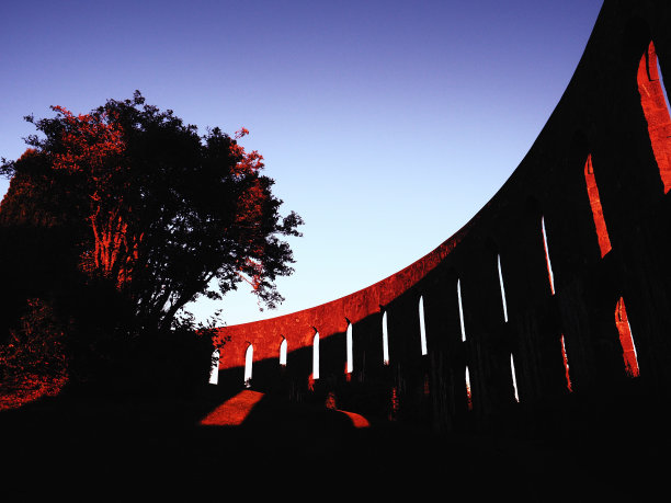 1902年，麦凯格塔(McCaig’s Tower)矗立在炮台山(Battery Hill)上，俯瞰着苏格兰阿盖尔(Argyll)的奥班镇(Oban)。以罗马斗兽场为原型。库存图片图片下载