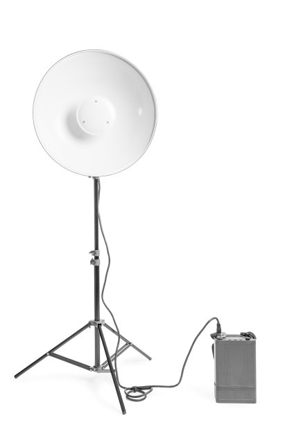 在工作室近距离手电筒与一个电池组的白色背景图片下载