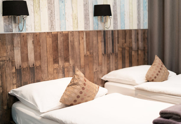 晚上有两张床的酒店房间。图片下载