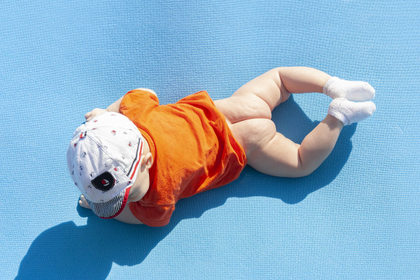 婴儿正躺在运动垫上图片下载