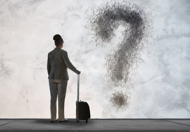 墙上画着问号的女人。选择、决策和旅行选择的概念图片下载