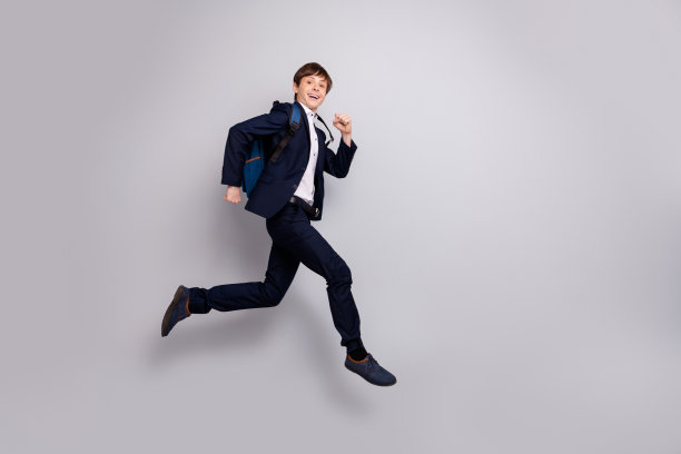 全身的长度，身体大小的视图照片，开朗的男孩，快想要得到知识课程，穿着风格时尚的白色衬衫，黑色夹克，运动夹克孤立的灰色银色背景图片下载