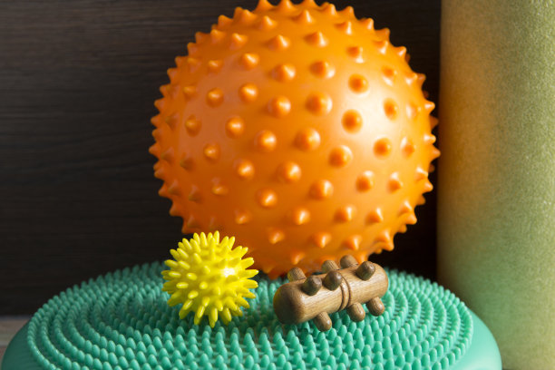 按摩自己时，用不同的工具隔离构成白色。自我深层组织按摩概念。刺球、泡沫滚轮、木滚轮、半平衡橡胶平、全身按摩工具。图片下载