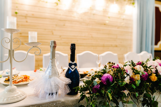 用水晶、花边和鲜花装饰奢华的婚礼装饰。婚礼上的蜡烛，桌上的香槟。细节。婚礼配件。准备。图片下载