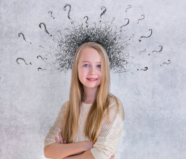 小女孩的肖像站在墙上画了很多问号。用图标和符号绘制教育概念图。图片下载