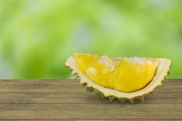 木桌上放着榴莲图片下载